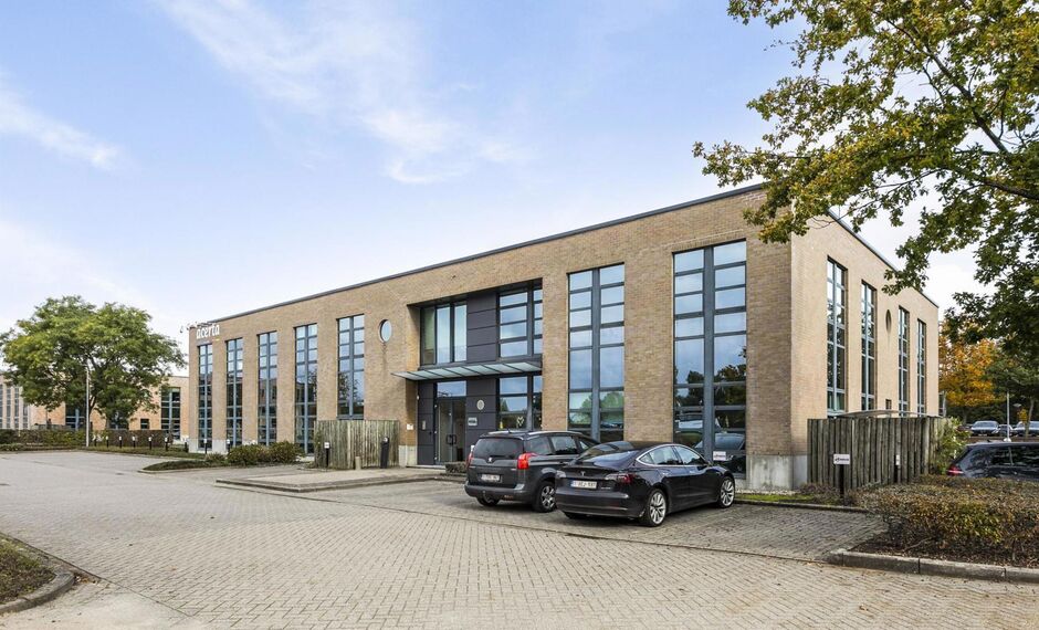 Het E19 Business Park is gelegen langs het Netekanaal en geniet van een uitstekende bereikbaarheid dankzij de nabijheid van de op- en afrit Mechelen-Noord, met directe aansluiting op de E19 Antwerpen-Brussel. Het centrum van Mechelen bevindt zich op minde