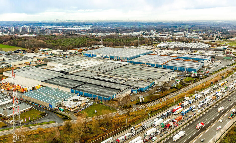 Het betreft de verhuur van uitstekend gelegen magazijnen in Industriepark-West in Sint-Niklaas, nabij op- en afrit 15 van de E17. De magazijnen hebben een vrije hoogte tussen 5 en 8 meter en een vloerbelasting van 3 tot 5 ton/m&sup2;. Daarnaast zijn ze uitger