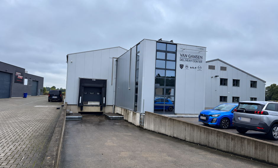Op een strategische locatie in Antwerpen-Ekeren, vlak bij het op- en afrittencomplex van de A12, bieden wij dit bedrijfsgebouw te huur aan. Het pand is gelegen in agrarisch gebied en beschikt over een vergunning voor passieve opslag.

Het gebouw omvat cir