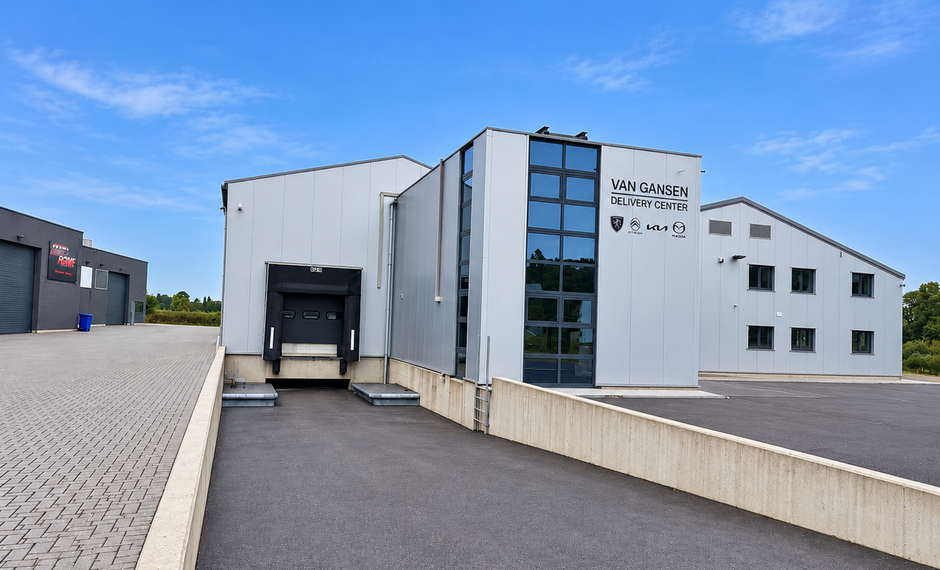 Op een strategische locatie in Antwerpen-Ekeren, vlak bij het op- en afrittencomplex van de A12, bieden wij dit bedrijfsgebouw te huur aan. Het pand is gelegen in agrarisch gebied en beschikt over een vergunning voor passieve opslag.

Het gebouw omvat cir