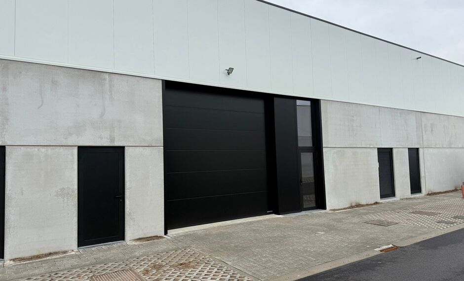 In dit nieuwbouwproject in industriezone 'De Vloeiende' te Kapellen bieden wij deze twee KMO-units te huur aan. Het project is zeer centraal gelegen in de regio Kapellen/Ekeren/Brasschaat en biedt een vlotte verbinding met de Antwerpse Haven.
Deze units