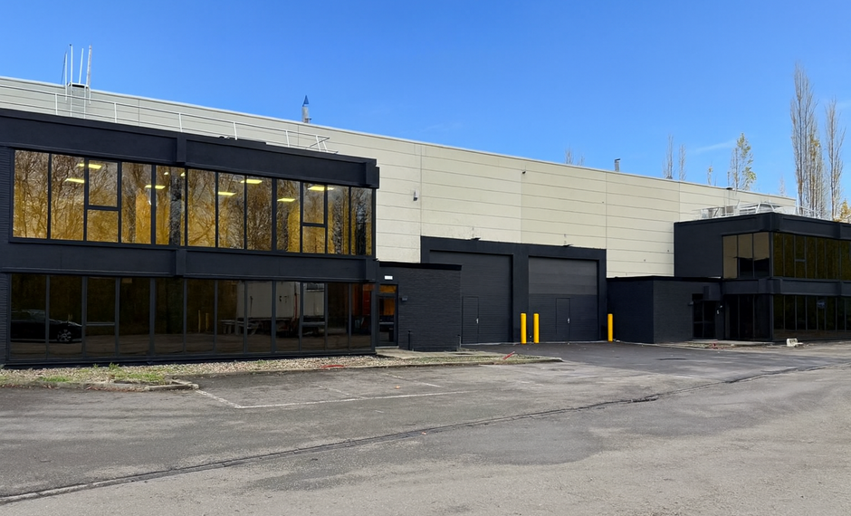 Het betreft de verhuur van twee strategisch gelegen magazijnen aan de rand van de Haven van Antwerpen. De magazijnen zijn direct gelegen aan de A12/E19/Noorderlaan én perfect ontsloten voor nationale en internationale distributie.
De units beschikken o