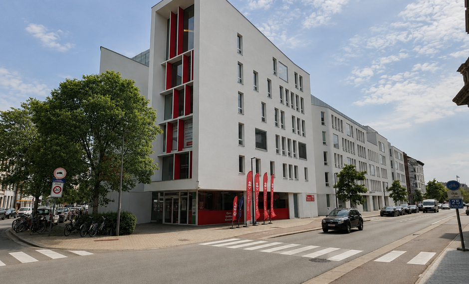 Dit moderne en centraal gelegen kantoorgebouw geniet van een uitstekende bereikbaarheid dankzij de nabijheid van de op- en afritten van de E17. Bovendien bevinden zich in de directe omgeving verschillende bus- en tramhaltes, waardoor het stadscentrum en h
