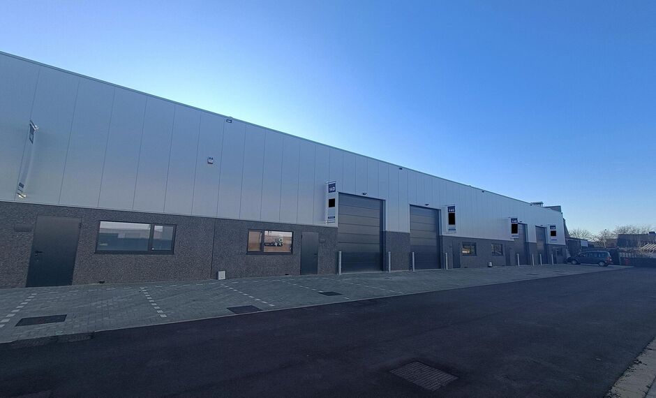 Het betreft de verhuur van nieuwbouw KMO - units langsheen de Oostmalsebaan in Brecht. De units zijn vlot bereikbaar op slechts 10 min van de E19 Antwerpen - Nederland.
Het project omvat 3 units variërend vanaf 221 m², eventueel samenvoegbaar. De units