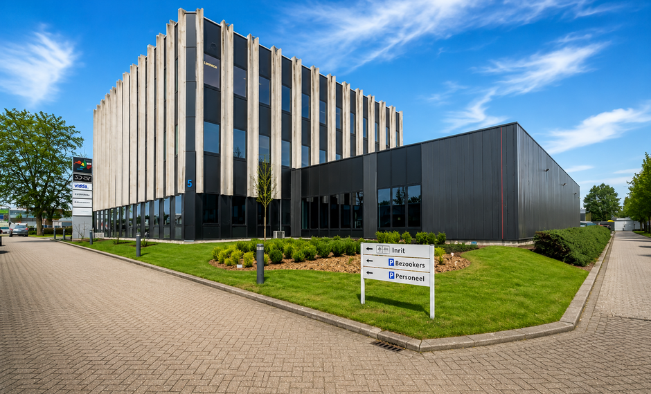 Op een zichtlocatie langs de Prins Boudewijnlaan in Kontich bevindt zich een representatief en modern kantoorgebouw met een totale oppervlakte van 6.500 m², verdeeld over drie bovengrondse verdiepingen.
Dankzij de strategische ligging, vlak bij de op- e