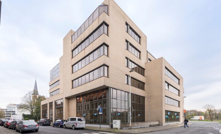 Het betreft beschikbare kantoorruimten langs de Antwerpse Singel in de Singel Building. De locatie is uiterst zichtbaar en biedt een strategische uitvalsbasis voor elk bedrijf. Dankzij de directe aansluiting op de Singel en de nabijheid van de belangrijks