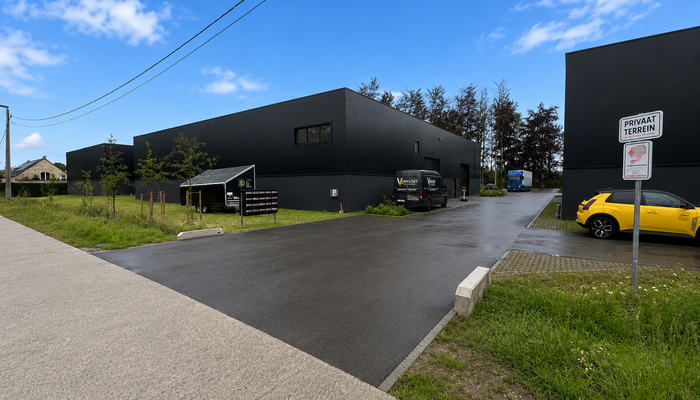 Gelegen langs de Notmeir te Duffel maken deze drie moderne bedrijfsunits deel uit van het recente “Duffel Business Park”, een kwalitatief nieuw KMO-project op een strategische locatie tussen Antwerpen en Brussel.
Het bedrijvenpark bevindt zich tussen