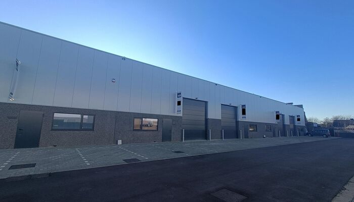 Het betreft de verhuur van nieuwbouw KMO - units langsheen de Oostmalsebaan in Brecht. De units zijn vlot bereikbaar op slechts 10 min van de E19 Antwerpen - Nederland.

Het project omvat 3 units variërend vanaf 221 m², eventueel samenvoegbaar. De units