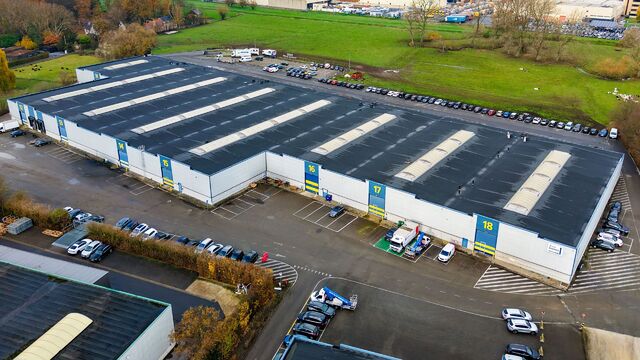 Dit project betreft een grootschalige semi-industri&euml;le site met een totale oppervlakte van 36.288 m&sup2;, verdeeld over twee gebouwen met een combinatie van magazijnen en kantoorruimtes. Het complex omvat 18 afzonderlijke units, wat flexibiliteit biedt voor