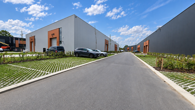 Strategisch gelegen te Heist-op-den-Berg, bieden wij nieuwbouw KMO-units aan in koop/huur
Het project omvat 4 verschillende gebouwen, waarin oppervlaktes beschikbaar zijn vanaf ca. 304 m&sup2; tot ca. 6.272 m&sup2;. 

Verkoopprijzen exclusief btw en aankoopkosten