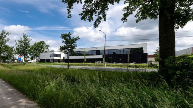 Het betreft de verkoop van KMO-units in het nieuwbouwproject "Bedrijvenpark Nieuwmoer" te Essen. Dit project geniet een uitstekende ligging langsheen de Nieuwmoersesteenweg en is zeer centraal gelegen in de grensregio, wat zorgt voor een vlotte verbinding
