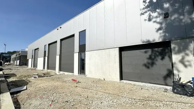Graag stellen wij u deze nieuwbouw KMO-units voor in het bedrijvenpark Cesar te Bornem. In de eerste fase bieden wij hier nog 2 KMO-units te koop aan. Dit bedrijventerrein is uitermate strategisch gelegen in de gouden driehoek Antwerpen – Brussel – Ge