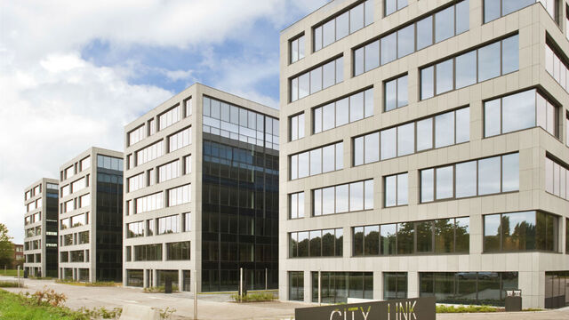 Aan de Posthofbrug te Antwerpen (Berchem) bevindt zich een moderne en representatieve kantorensite op een zichtlocatie langs de Antwerpse Ring.
De site omvat vier eigentijdse kantoorgebouwen van elk ca. 6.682 m², gelegen in een groene en aangename omgevi