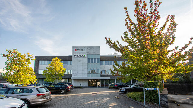 De Arend is een modern kantorencomplex aan de Prins Boudewijnlaan in Kontich, bestaande uit drie gebouwen met telkens drie verdiepingen. De efficiënte, rechthoekige plateaus bieden maximale lichtinval en creëren een aangename en productieve werkomgeving