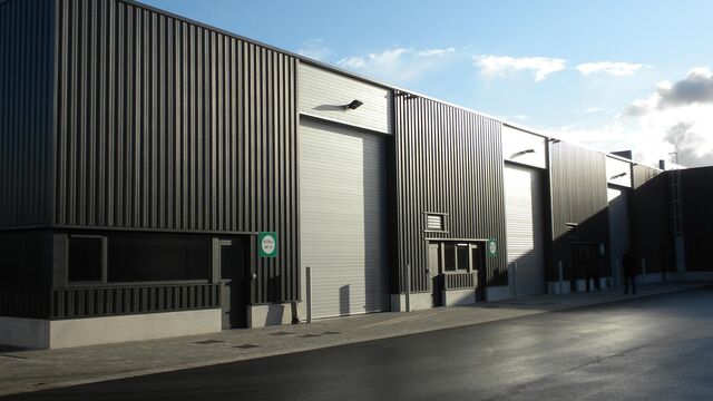 Het betreft verschillende units in het bedrijvenpark De Delften te Westmalle. Deze locatie is eenvoudig bereikbaar via de afrit Zoersel op de E34 (Antwerpen-Turnhout) ofwel de afrit Brecht op de E19 (Antwerpen-Breda).
Oppervlaktes beschikbaar vanaf 825