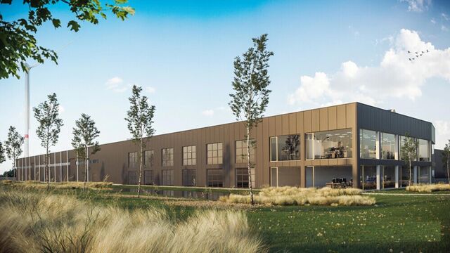 Het betreft een gerenoveerd bedrijfsgebouw gelegen op de voormalige site van drukkerij Proost, in de industriezone Everdongen te Turnhout. De site geniet een uitstekende en centrale ligging, vlakbij oprittencomplex 24 (Turnhout-Centrum) van de E34. Dit re