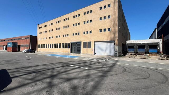 Op een strategische locatie aan de Noorderlaan te Antwerpen, vlakbij de haven en belangrijke ontsluitingswegen, bieden wij twee opslagverdiepingen aan van telkens ca. 2.300 m&sup2;.

Beide verdiepingen zijn bereikbaar via twee functionele goederenliften.

Ide