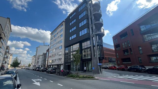 Op een uitstekende zichtlocatie in Mechelen, in de Leopoldstraat, bevindt zich dit hedendaags gebouw, bestaande uit drie afzonderlijk te verwerven entiteiten.

Het gebouw omvat een commercieel gelijkvloers en twee bovenliggende verdiepingen, elk ingericht
