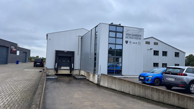 Op een strategische locatie in Antwerpen-Ekeren, vlak bij het op- en afrittencomplex van de A12, bieden wij dit bedrijfsgebouw te huur aan. Het pand is gelegen in agrarisch gebied en beschikt over een vergunning voor passieve opslag.
Het gebouw omvat cir
