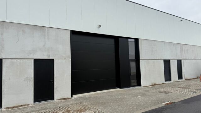 In dit nieuwbouwproject in industriezone 'De Vloeiende' te Kapellen bieden wij deze twee KMO-units te huur aan. Het project is zeer centraal gelegen in de regio Kapellen/Ekeren/Brasschaat en biedt een vlotte verbinding met de Antwerpse Haven.
Deze units