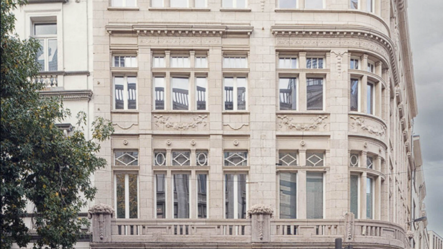 Het betreft de verhuur van kantoorruimtes in een karaktervol gebouw gelegen op toplocatie Meir 113-115, 2000 Antwerpen. Het pand werd in 2019 erkend als bouwkundig erfgoed en werd recent herontwikkeld tot moderne kantoorruimtes waarbij authentieke element