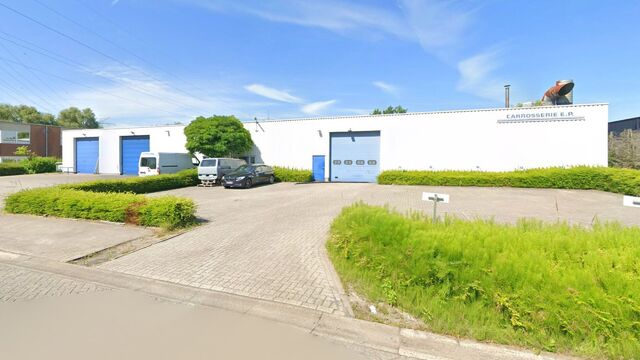 Op een strategische locatie in Schelle, aan de Molenberglei 9-11, bevindt zich dit industrieel gebouw dewelke een uitstekende ligging geniet nabij de A12 (Antwerpen - Brussel). Het gebouw heeft een totale oppervlakte van ca. 1920 m², bestaande uit een ma