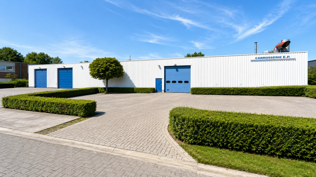 Op een strategische locatie in Schelle, aan de Molenberglei 9-11, bevindt zich dit industrieel gebouw dewelke een uitstekende ligging geniet nabij de A12 (Antwerpen - Brussel). Het gebouw heeft een totale oppervlakte van ca. 1920 m², bestaande uit een ma