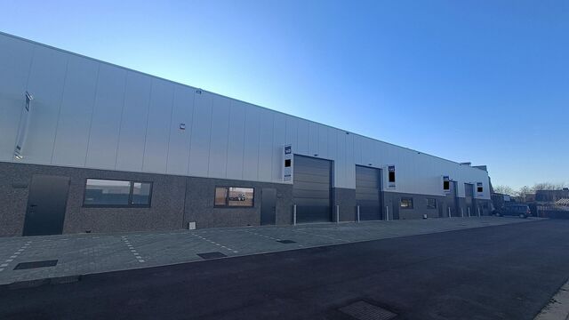 Het betreft de verhuur van nieuwbouw KMO - units langsheen de Oostmalsebaan in Brecht. De units zijn vlot bereikbaar op slechts 10 min van de E19 Antwerpen - Nederland.
Het project omvat 3 units variërend vanaf 221 m², eventueel samenvoegbaar. De units