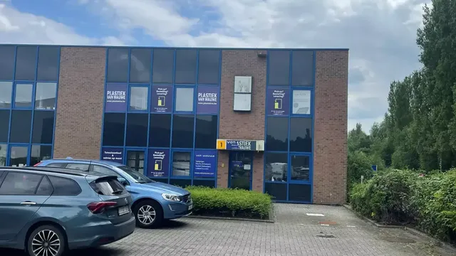Het betreft de verhuur van twee KMO-units met kantoren, gelegen in bedrijvenpark Kontich I. Dit bedrijvenpark geniet een uitstekende ligging langs de Prins Boudewijnlaan, vlakbij op- en afrit Kontich van de E19 (Antwerpen - Mechelen - Brussel).
Unit 1 h