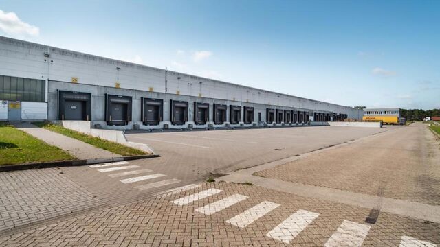 Het betreft de verhuur van een logistiek gebouw te Kontich. Dit gebouw geniet een uitstekende locatie naast de E19. De site ligt op 20 minuten van het centrum van Antwerpen en op 30 minuten van Brussel. Het gebouw bestaat uit 15 000 m² opslagruimte, dewe
