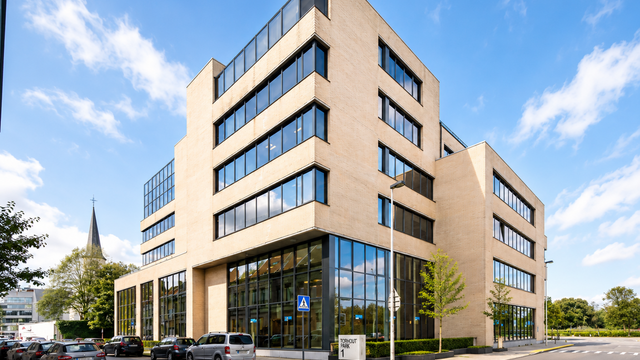 Het betreft beschikbare kantoorruimten langs de Antwerpse Singel in de Singel Building. De locatie is uiterst zichtbaar en biedt een strategische uitvalsbasis voor elk bedrijf. Dankzij de directe aansluiting op de Singel en de nabijheid van de belangrijks
