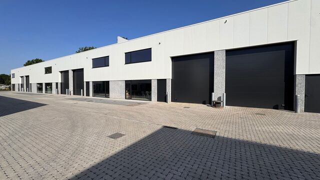 Aan de Starrenhoflaan in Kapellen bevindt zich dit moderne nieuwbouw KMO-project met diverse units te huur.
Dankzij de strategische ligging, in de nabijheid van belangrijke invalswegen en op korte afstand van de A12, is de site uitstekend bereikbaar voor