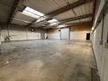 Dit project betreft een grootschalige semi-industri&euml;le site met een totale oppervlakte van 36.288 m&sup2;, verdeeld over twee gebouwen met een combinatie van magazijnen en kantoorruimtes. Het complex omvat 18 afzonderlijke units, wat flexibiliteit biedt voor