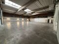Dit project betreft een grootschalige semi-industri&euml;le site met een totale oppervlakte van 36.288 m&sup2;, verdeeld over twee gebouwen met een combinatie van magazijnen en kantoorruimtes. Het complex omvat 18 afzonderlijke units, wat flexibiliteit biedt voor