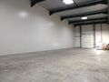 Op deze polyvalente bedrijfssite bieden wij verschillende magazijnruimtes aan, waaronder een magazijnruimte van ca. 100 m² met een vrije hoogte van ca. 6 meter.
De site geniet een uitstekende ligging in de nabijheid van de Antwerpse Ring en het Albertka