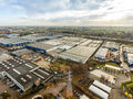 Het betreft de verhuur van uitstekend gelegen magazijnen in Industriepark-West in Sint-Niklaas, nabij op- en afrit 15 van de E17. De magazijnen hebben een vrije hoogte tussen 5 en 8 meter en een vloerbelasting van 3 tot 5 ton/m&sup2;. Daarnaast zijn ze uitger