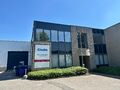 Het betreft de verhuur van een representatieve bedrijfsunit op een zeer centrale locatie te Aartselaar, met een vlotte verbinding naar de A12. 

Momenteel worden er 2 KMO-units te huur aangeboden.

Unit 'G' omvat ca. 730 m&sup2;, bestaande uit 430 m&sup2; opslagr