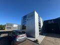 Op een strategische locatie in Antwerpen-Ekeren, vlak bij het op- en afrittencomplex van de A12, bieden wij dit bedrijfsgebouw te huur aan. Het pand is gelegen in agrarisch gebied en beschikt over een vergunning voor passieve opslag.
Het gebouw omvat cir