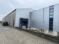 Op een strategische locatie in Antwerpen-Ekeren, vlak bij het op- en afrittencomplex van de A12, bieden wij dit bedrijfsgebouw te huur aan. Het pand is gelegen in agrarisch gebied en beschikt over een vergunning voor passieve opslag.
Het gebouw omvat cir