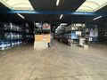 Op een strategische locatie in Schelle, aan de Molenberglei 9-11, bevindt zich dit industrieel gebouw dewelke een uitstekende ligging geniet nabij de A12 (Antwerpen - Brussel). Het gebouw heeft een totale oppervlakte van ca. 1920 m², bestaande uit een ma
