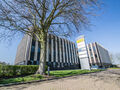 Op een zichtlocatie langs de Prins Boudewijnlaan in Kontich bevindt zich een representatief en modern kantoorgebouw met een totale oppervlakte van 6.500 m², verdeeld over drie bovengrondse verdiepingen.
Dankzij de strategische ligging, vlak bij de op- e