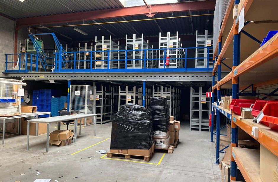 Het betreft de verhuur van een representatieve bedrijfsunit op een zeer centrale locatie te Aartselaar, met een vlotte verbinding naar de A12. 

Het geheel omvat ca. 720 m², bestaande uit 430 m² opslagruimte met mezzanine en 290 m² kantoorruimte. De un