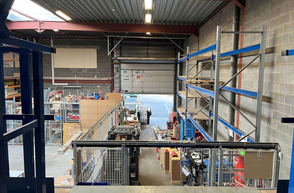 Het betreft de verhuur van een representatieve bedrijfsunit op een zeer centrale locatie te Aartselaar, met een vlotte verbinding naar de A12. 

Het geheel omvat ca. 720 m², bestaande uit 430 m² opslagruimte met mezzanine en 290 m² kantoorruimte. De un