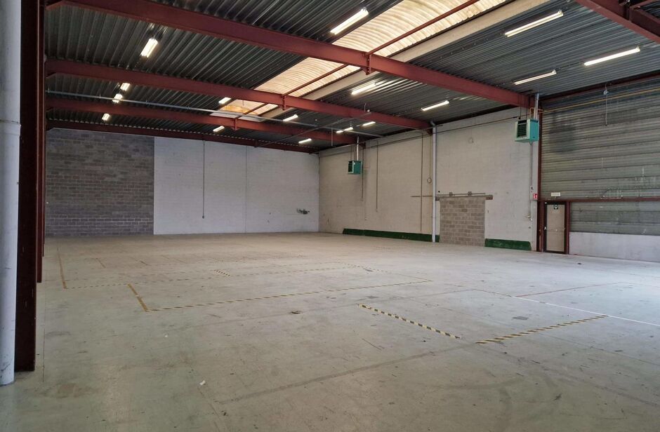 Het betreft de verhuur van een representatieve bedrijfsunit op een zeer centrale locatie te Aartselaar, met een vlotte verbinding naar de A12. 

Het geheel omvat ca. 720 m², bestaande uit 430 m² opslagruimte met mezzanine en 290 m² kantoorruimte. De un