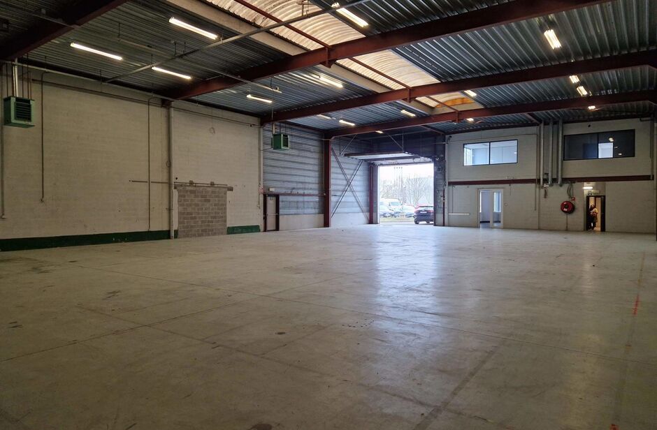 Het betreft de verhuur van een representatieve bedrijfsunit op een zeer centrale locatie te Aartselaar, met een vlotte verbinding naar de A12. 

Het geheel omvat ca. 720 m², bestaande uit 430 m² opslagruimte met mezzanine en 290 m² kantoorruimte. De un