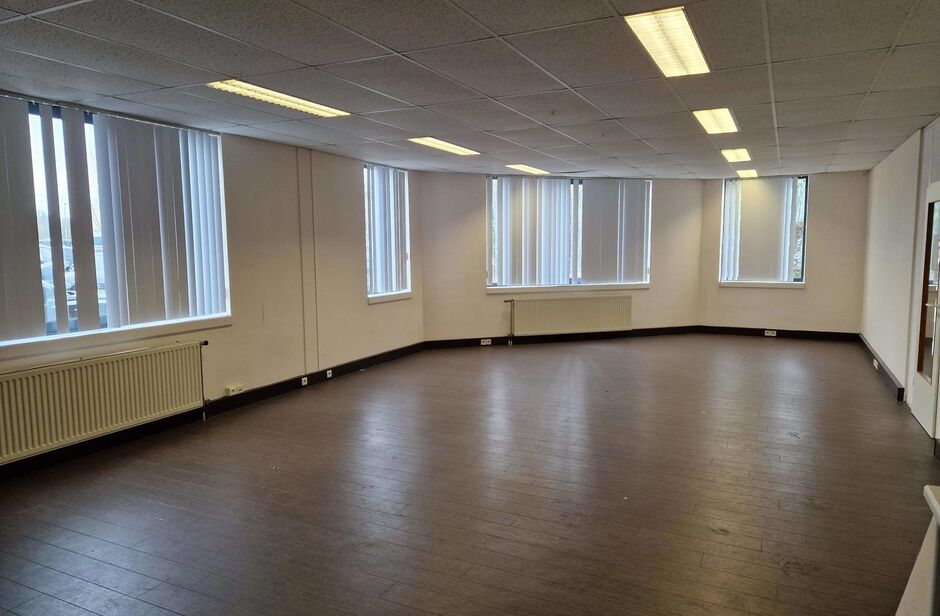 Het betreft de verhuur van een representatieve bedrijfsunit op een zeer centrale locatie te Aartselaar, met een vlotte verbinding naar de A12. 

Het geheel omvat ca. 720 m², bestaande uit 430 m² opslagruimte met mezzanine en 290 m² kantoorruimte. De un