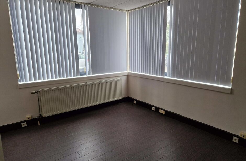 Het betreft de verhuur van een representatieve bedrijfsunit op een zeer centrale locatie te Aartselaar, met een vlotte verbinding naar de A12. 

Het geheel omvat ca. 720 m², bestaande uit 430 m² opslagruimte met mezzanine en 290 m² kantoorruimte. De un