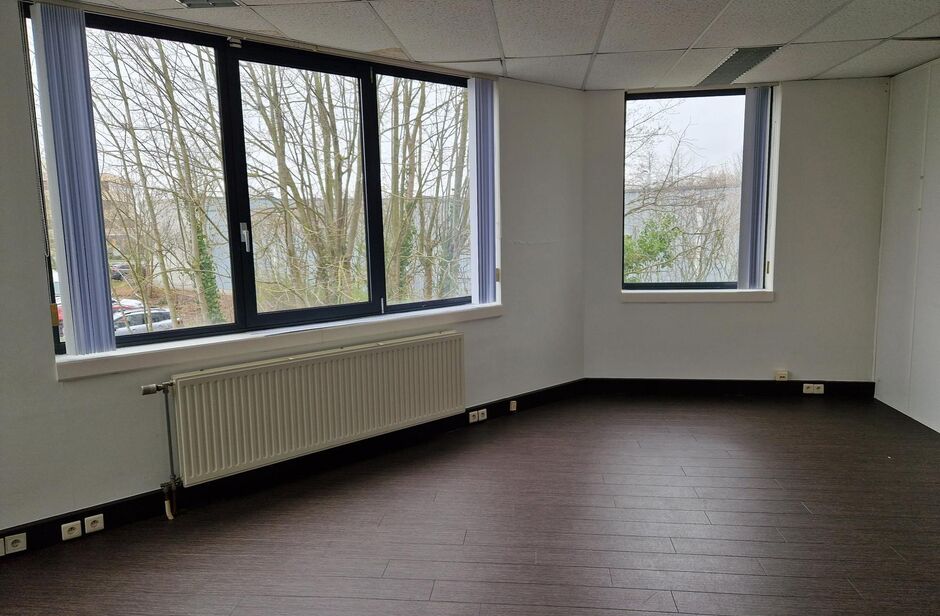 Het betreft de verhuur van een representatieve bedrijfsunit op een zeer centrale locatie te Aartselaar, met een vlotte verbinding naar de A12. 

Het geheel omvat ca. 720 m², bestaande uit 430 m² opslagruimte met mezzanine en 290 m² kantoorruimte. De un