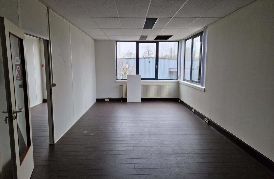 Het betreft de verhuur van een representatieve bedrijfsunit op een zeer centrale locatie te Aartselaar, met een vlotte verbinding naar de A12. 

Het geheel omvat ca. 720 m², bestaande uit 430 m² opslagruimte met mezzanine en 290 m² kantoorruimte. De un