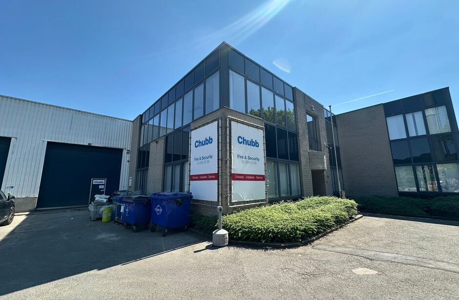 Het betreft de verhuur van een representatieve bedrijfsunit op een zeer centrale locatie te Aartselaar, met een vlotte verbinding naar de A12. 

Het geheel omvat ca. 720 m², bestaande uit 430 m² opslagruimte met mezzanine en 290 m² kantoorruimte. De un